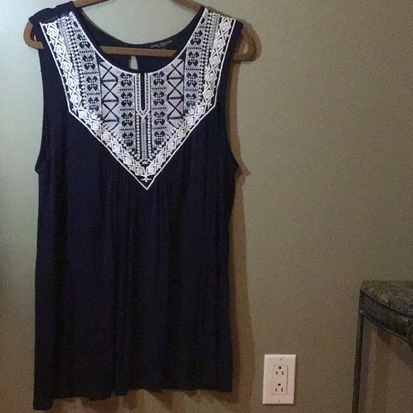 Ladies Sleeveless Flowy Tank Style Top with Embroidery Appliqué 1X - Picture 1 of 3